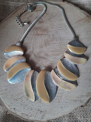 Collier feuille argenté et beige