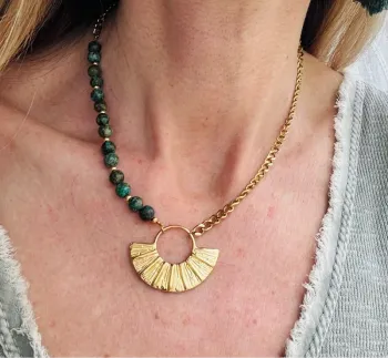 Collier bohème acier doré et perles vertes