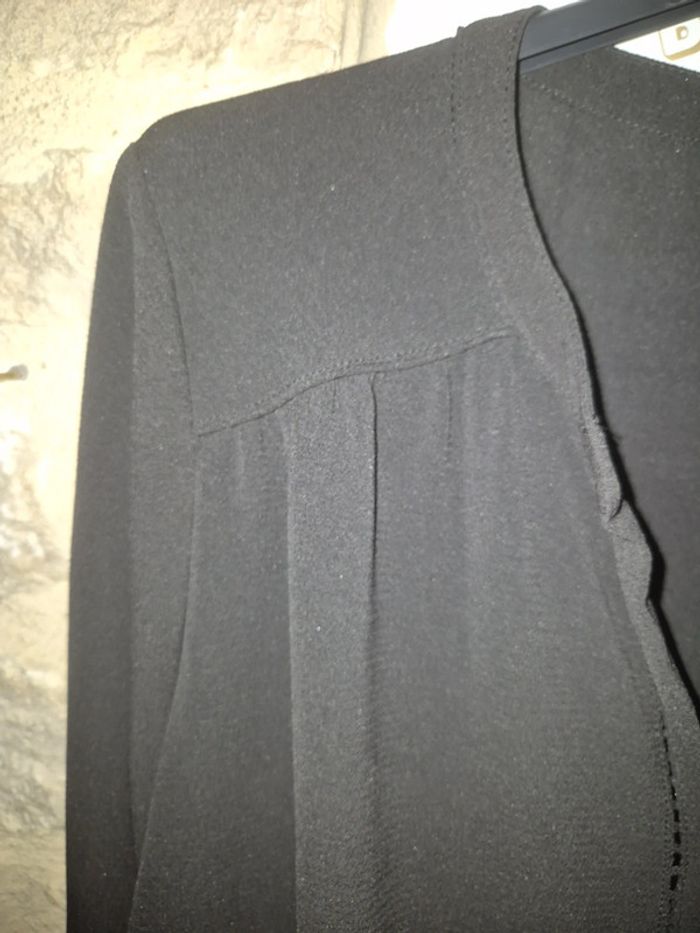 Jolie petite chemise col V noire avec jolis détails Inextenso taille 46 - photo numéro 5
