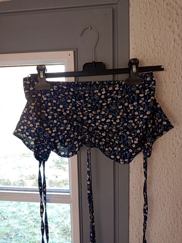 T-shirt court bleu marine/fleurs moutarde - photo numéro 1