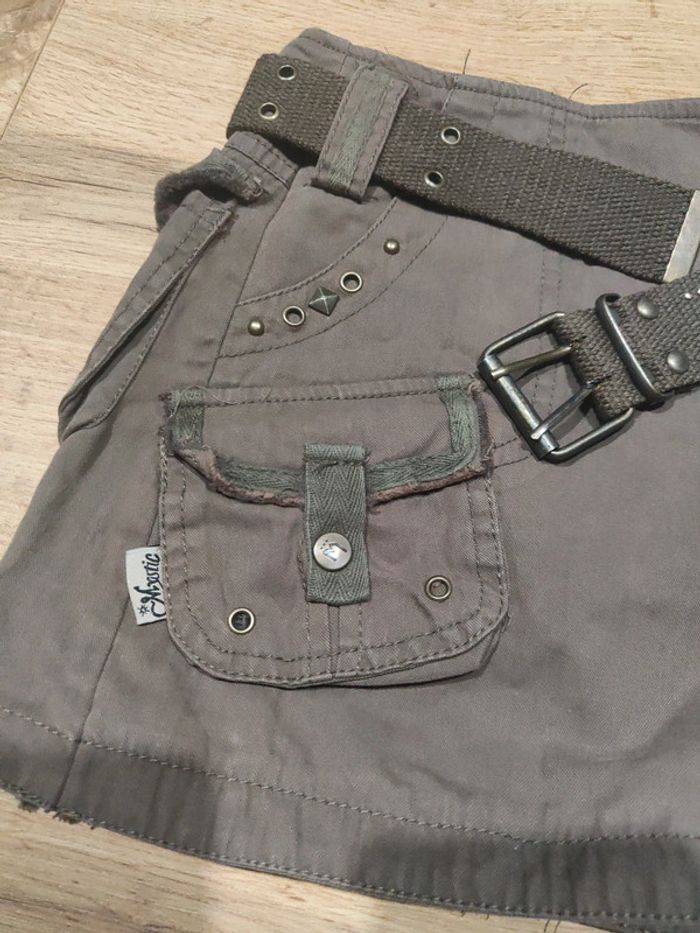 Magnifique jupe esprit militaire kaki avec ceinture détails cloutés - photo numéro 2
