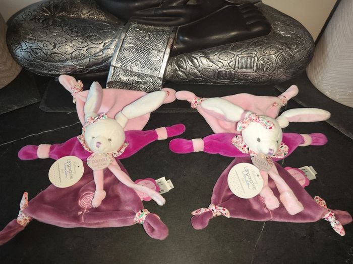 Lot de deux doudous attache tétine lapin cerise 🍒 - photo numéro 2