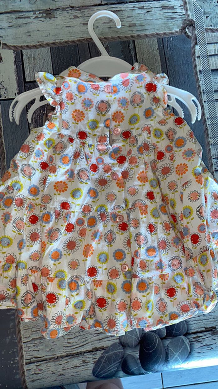 Jolie robe fleurie - photo numéro 2