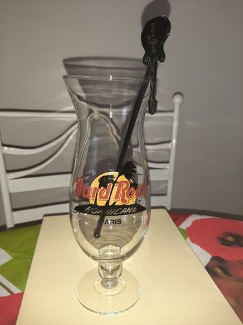 1 verre HARD ROCK avec mélangeur