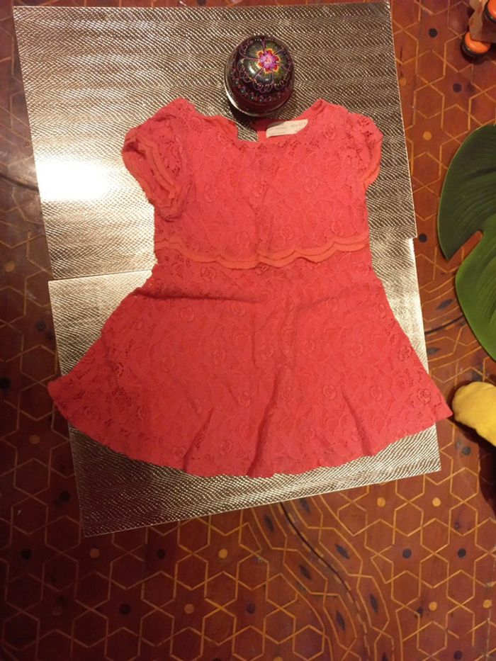 Très belle robe corail en dentelle 24 mois