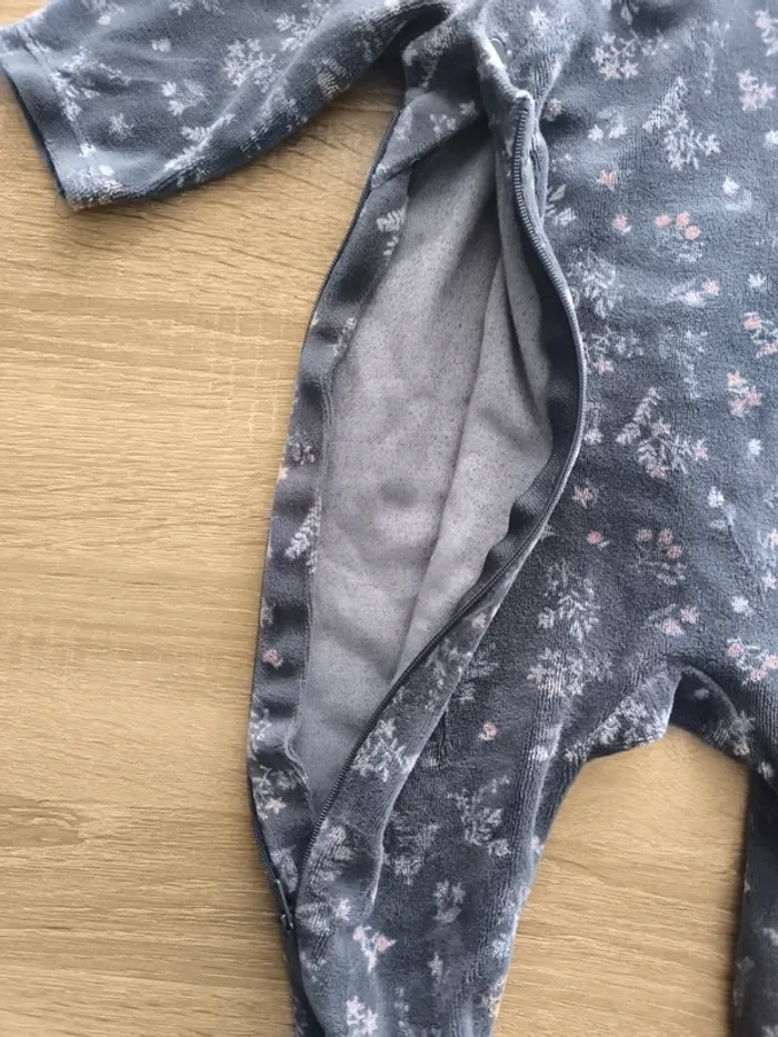 Magnifique pyjama 9 mois à fermeture éclair fleuri tape à l'oeil - photo numéro 3