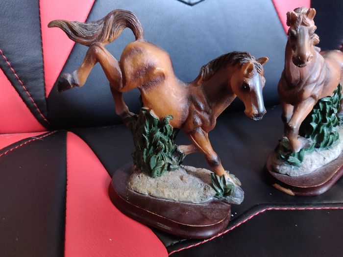 2 figurines chevaux sur socle - environ 13 cm - photo numéro 7