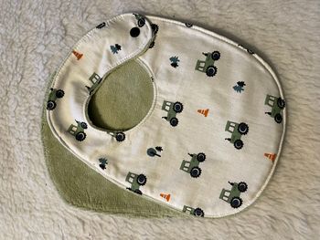 Bavoir amande tracteur