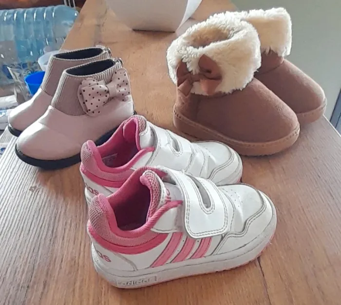 Trois paires de chaussures filles tailles 22.