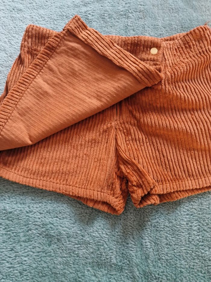 Très joli short 8 ans - photo numéro 2