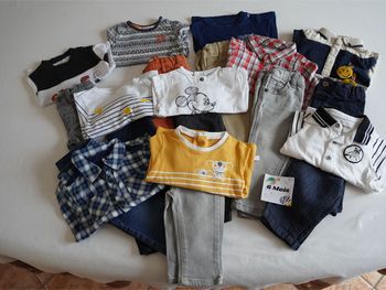 Gros Lot de Vêtements pour Garçon en 6 mois (17 pantalons + 11 hauts)
