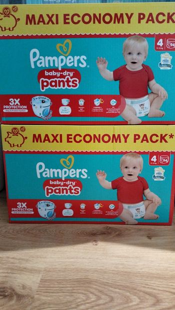 Lot de deux cartons de couches Pampers pants taille 4