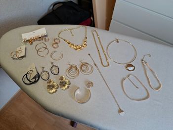Joli gros lot 22 bijoux dorés (bracelet, boucles d'oreilles, colliers, bague) pour la plupart neufs