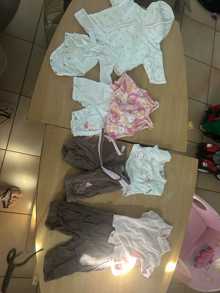 Lot de 39 vêtements bébé taille naissance - photo numéro 3