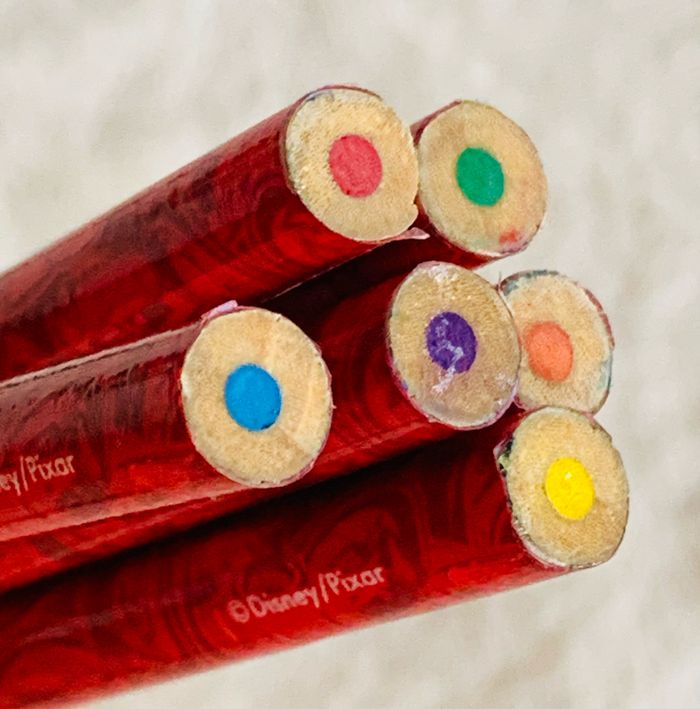 Lot 12 crayons de couleur triangulaires + 6 crayons Cars Disney - photo numéro 6