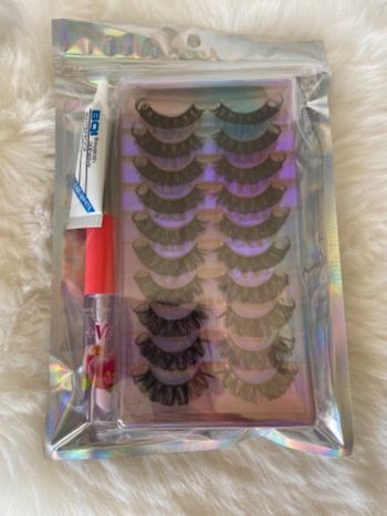 Sachet avec 10x paires de faux cils + colle + gloss