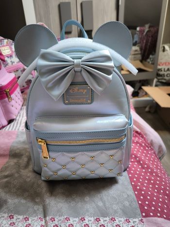 Loungefly quilted bleu irisé