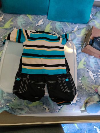 Ensemble pantalon et t-shirt taille 6 mois