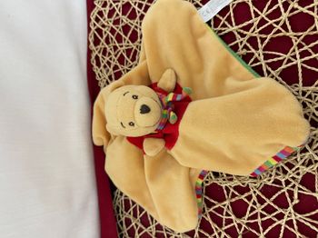 Doudou plat Winnie l'ourson DISNEY BABY écharpe rayée marionnette