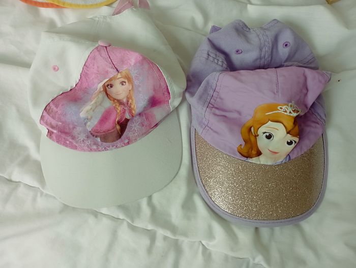 Lot 2 casquettes Reine des neiges et Sofia Disney 128/152 cm 2€