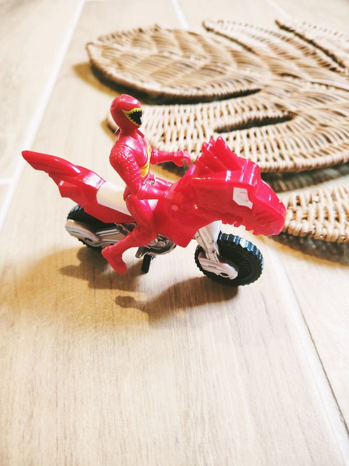 🛵 Power rangers dino charge figurine ranger rouge avec sa moto marque bandai - photo numéro 2