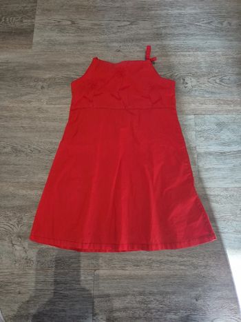 Robe rouge à bretelles