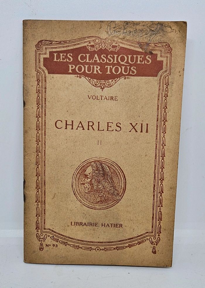 Ancien livre.  
"Charles XII, II", de Voltaire.
64 pages. 
En l'état.