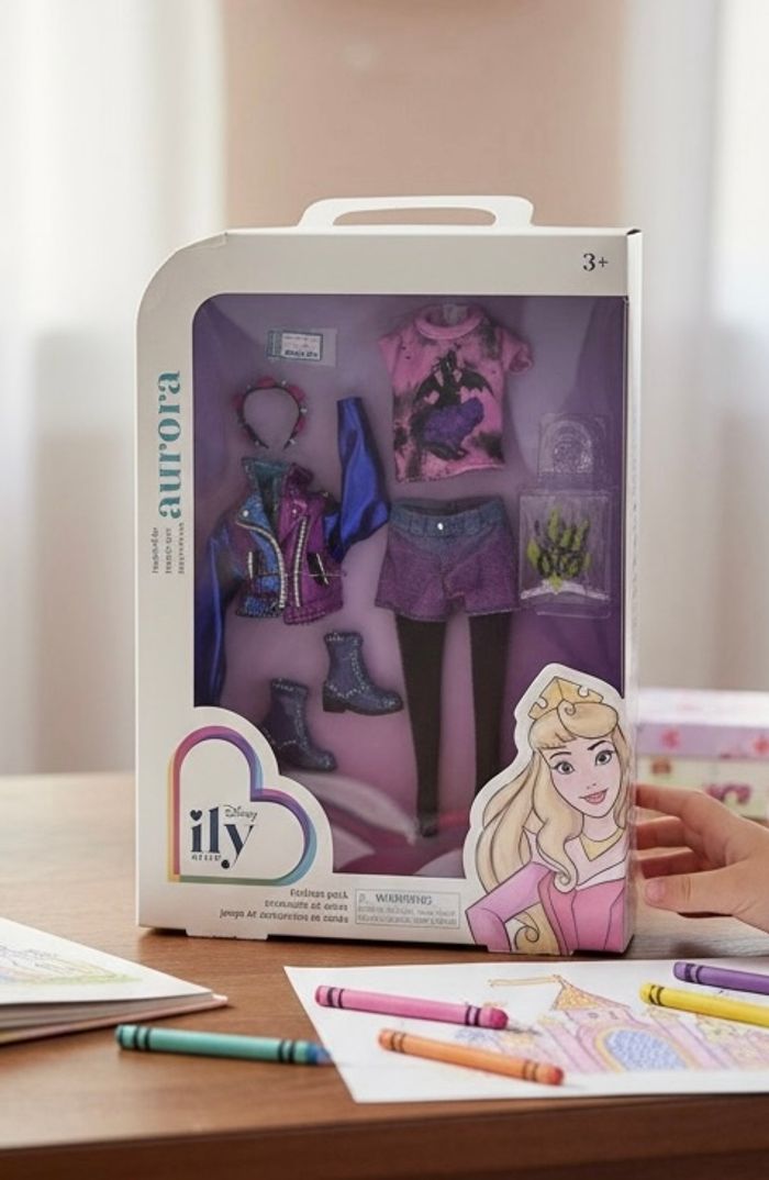 Lot 5 boites de vêtements princesse Disney poupée « barbie » - photo numéro 2