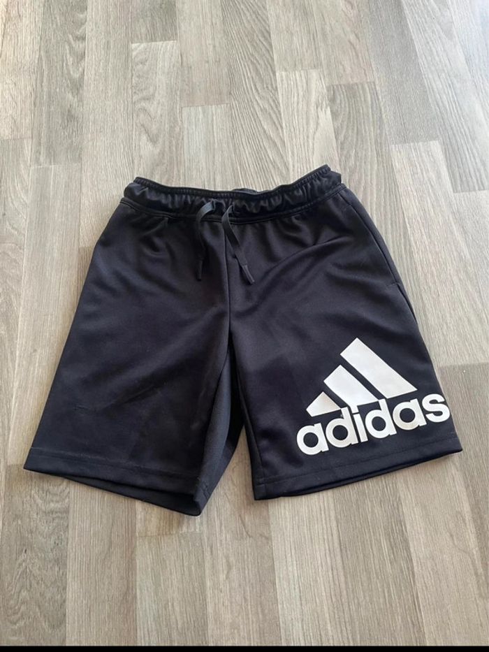 Très beau short ADIDAS taille 9 / 10 ans