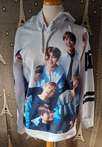 Sweat blanc à capuche imprimée Groupe BTS