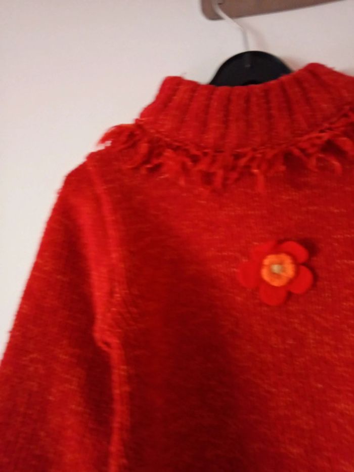 Joli pull rouge orangé. 2 ans - photo numéro 2