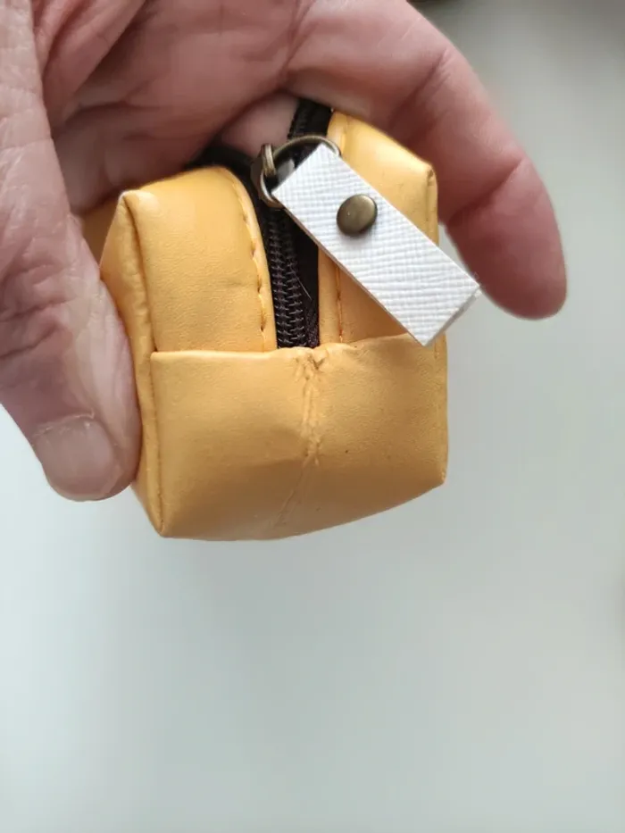 Petite trousse jaune - photo numéro 6