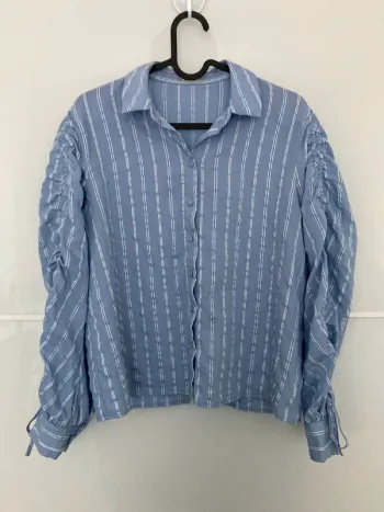 Chemise bleue froncée