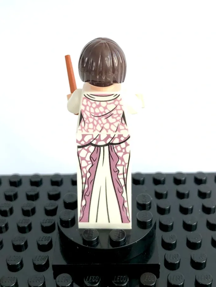 LEGO Harry Potter Goblet of Fire - Mme Olympe Maxime, white dress - photo numéro 2