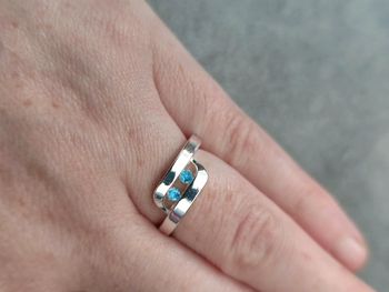 Bague fantaisie réglable métal argenté et strass verre bleu turquoise