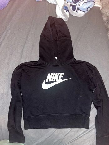 Pull court à capuche