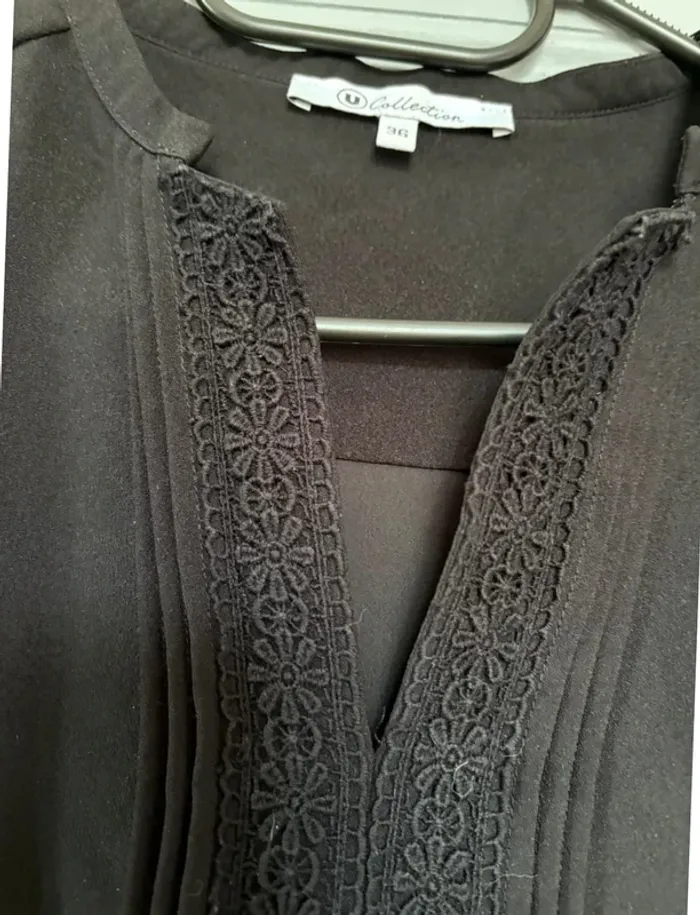 Blouse noire à détails broderie - photo numéro 3