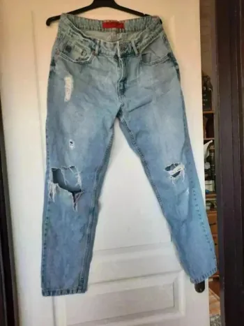 Jean troué taille basse