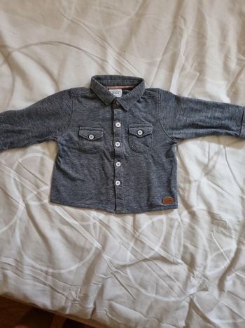 Chemise bleue moucheté blanc