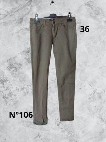 N°106 Jean kaki T36. Kiabi. Taille basse, coupe slim.
