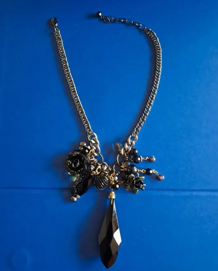 Collier long NEUF avec chaine argentée et breloques - photo numéro 8