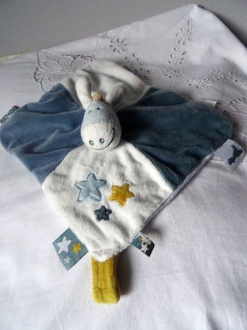 DOUDOU PLAT CARRE ANE NOUKIES 24 CM GRIS BLEU BLANC BRODERIE ETOILES