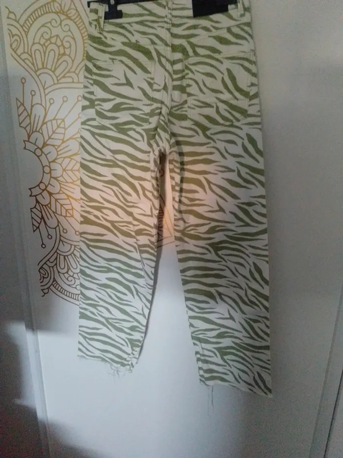 Pantalon Bershka femme taille 34 zébré vert et blanc - photo numéro 3