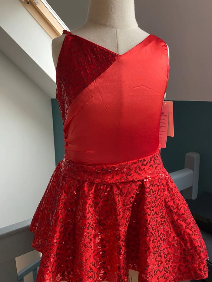 Robe patinage 7 / 8 ans neuve