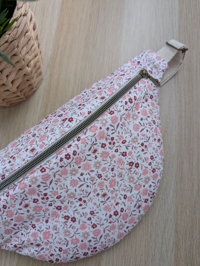 Sac banane femme fleuri rose et blanc - photo numéro 3