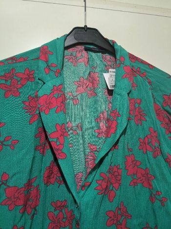 Chemise Kiabi imprimé fleuri vert et rose fushia. Taille L
