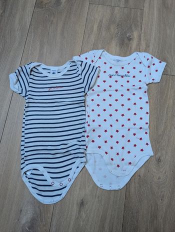 Lot 2 bodies petit bateau manches courtes 12 mois