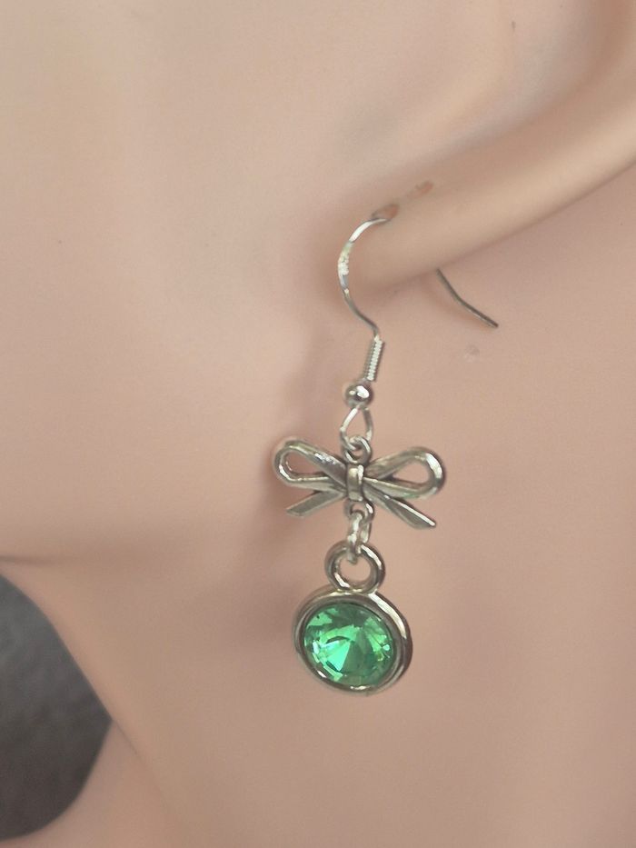 Boucles d’oreilles strass vert et argenté #bouclesoreille #strass #bijoux #mode - photo numéro 3