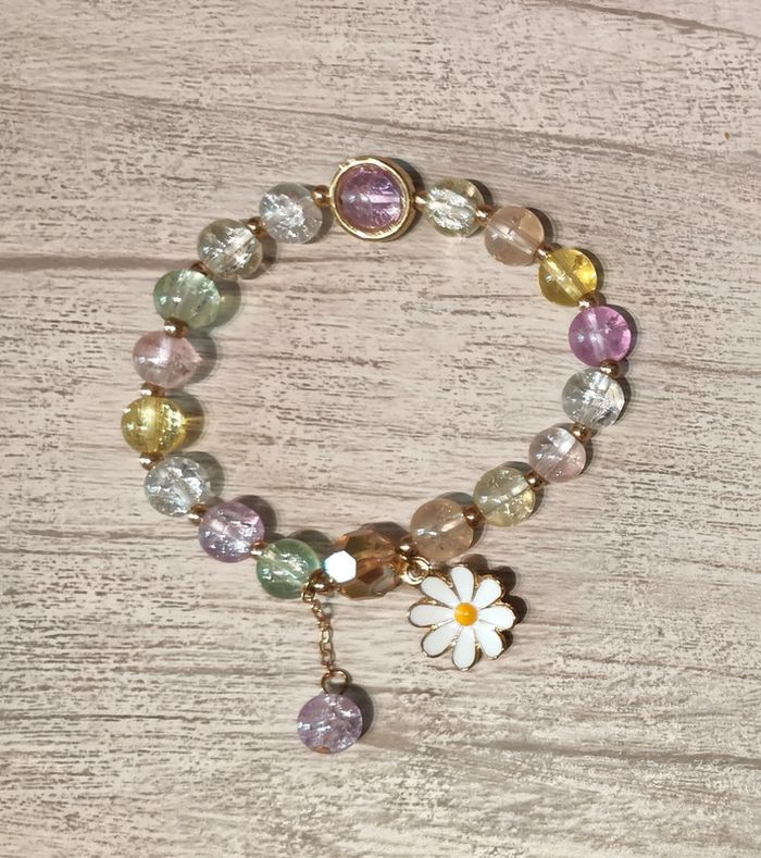Bracelet élastique avec perles pastels et pendentif fleur blanche