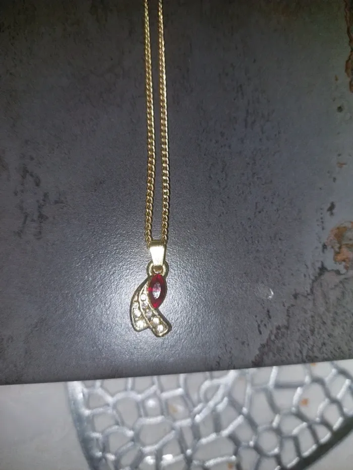 Collier pendentif rouge